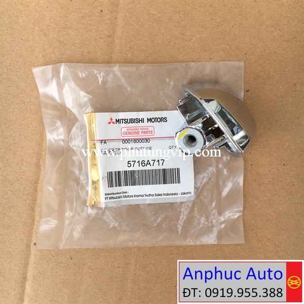 nap-tay-mo-cua-ngoai-truoc-trai-Mitsubishi-Xpander-2020-5716A717.JPG