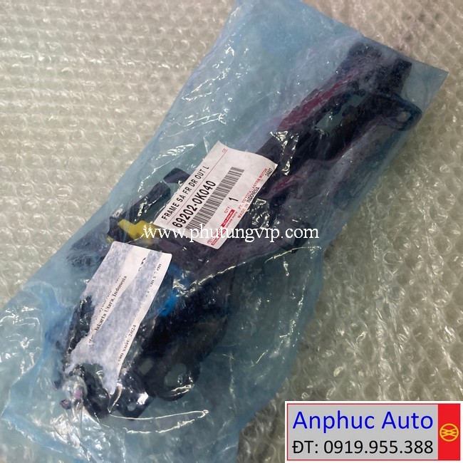 de-tay-o-cua-ngoai-truoc-trai-Toyota-Innova-Hilux-69202-0K040.JPG