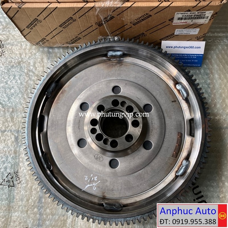 1-banh-da-Toyota-Hiace-13450-0W070.JPG